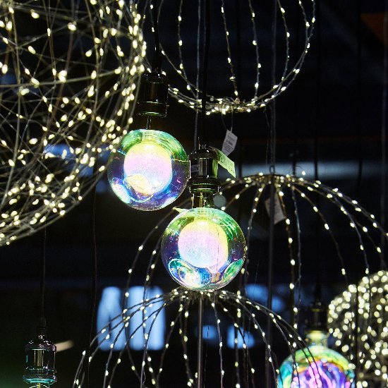Voß LED-Glühbirne Ball irisierend – Anwendungsbeispiel, Kabel und weitere Leuchtmittel separat