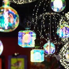 Voß LED-Glühbirne CUBE irisierend – Anwendungsbeispiel 1, Kabel und weitere Leuchtmittel separat