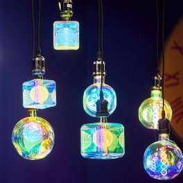 Voß LED-Glühbirne CUBE irisierend – Anwendungsbeispiel 2, Kabel und weitere Leuchtmittel separat